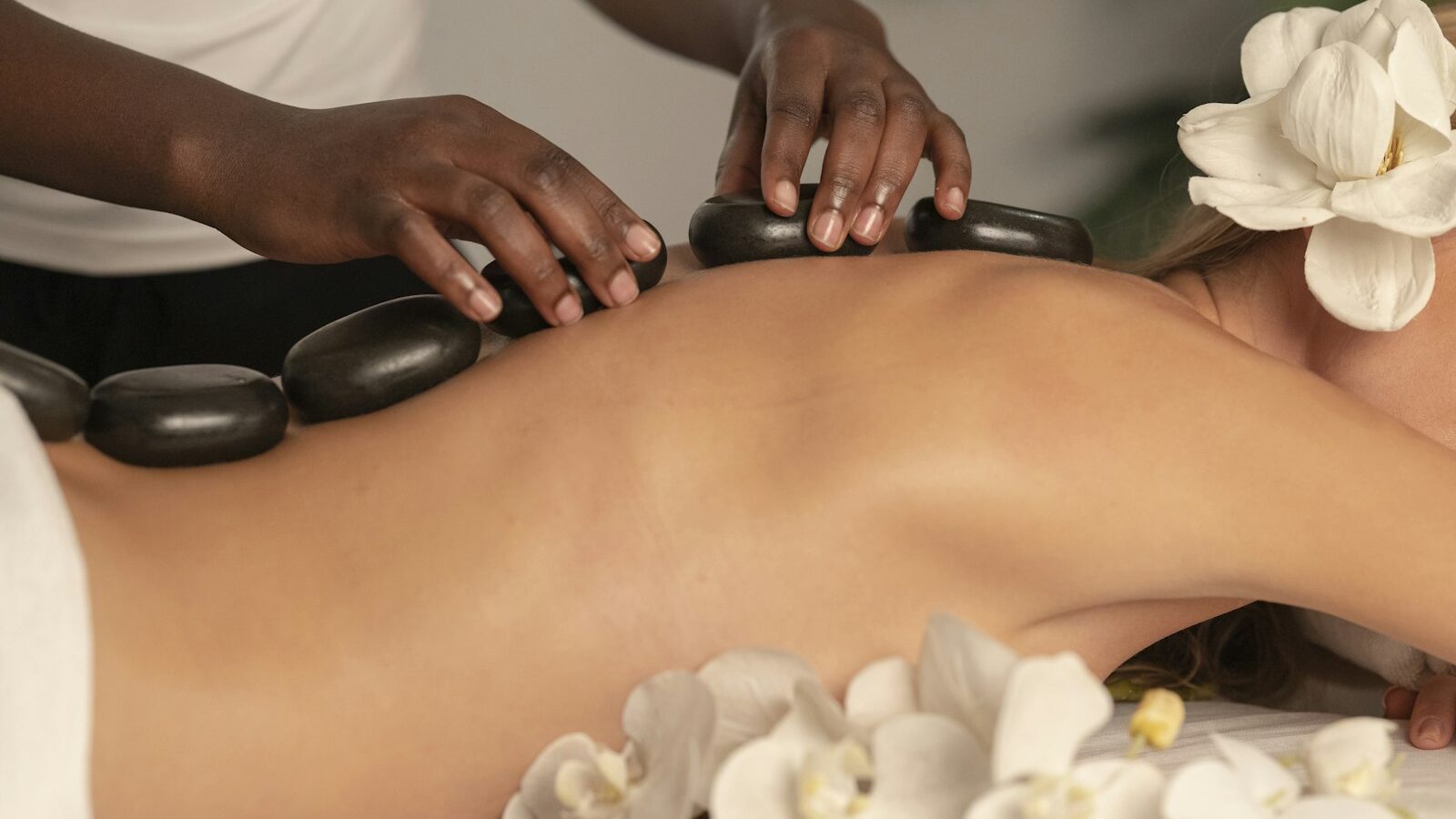 Couples Massage at Home in Dubai: How It Works and How to Plan the Evening
