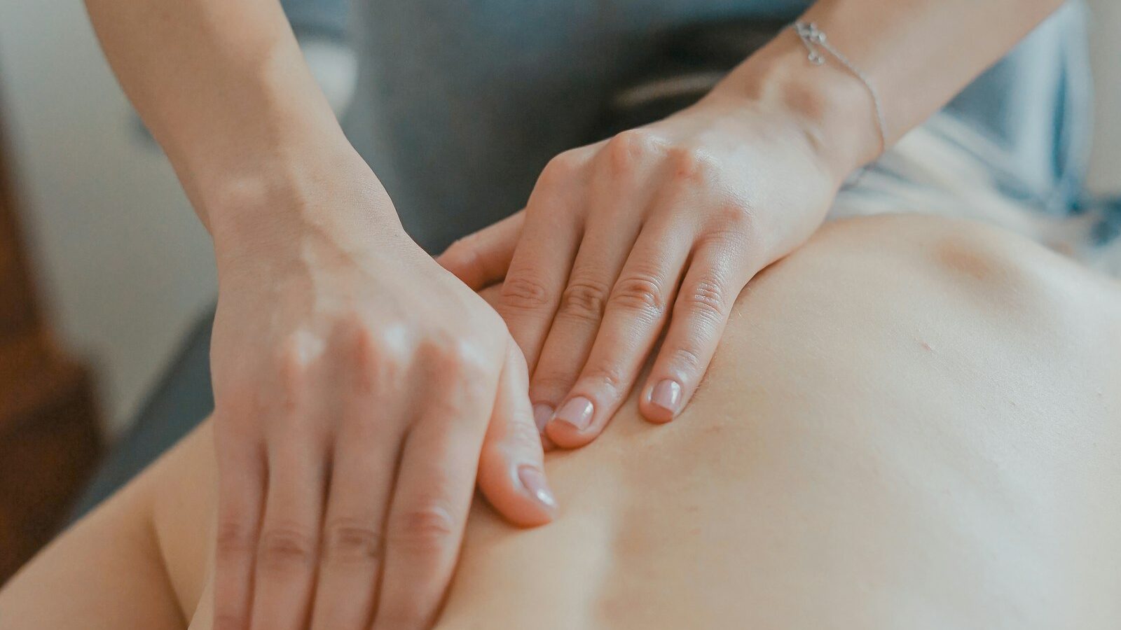 Thai Massage at Home in Dubai: Stretching, Pressure and What to Wear
